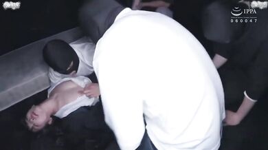 【极品漂亮卷发韵味高冷少妇】anks009 5个男人轮奸迷奸内射不断！整的只有半条命！被狠干还握住嘴巴，生怕她窒息了